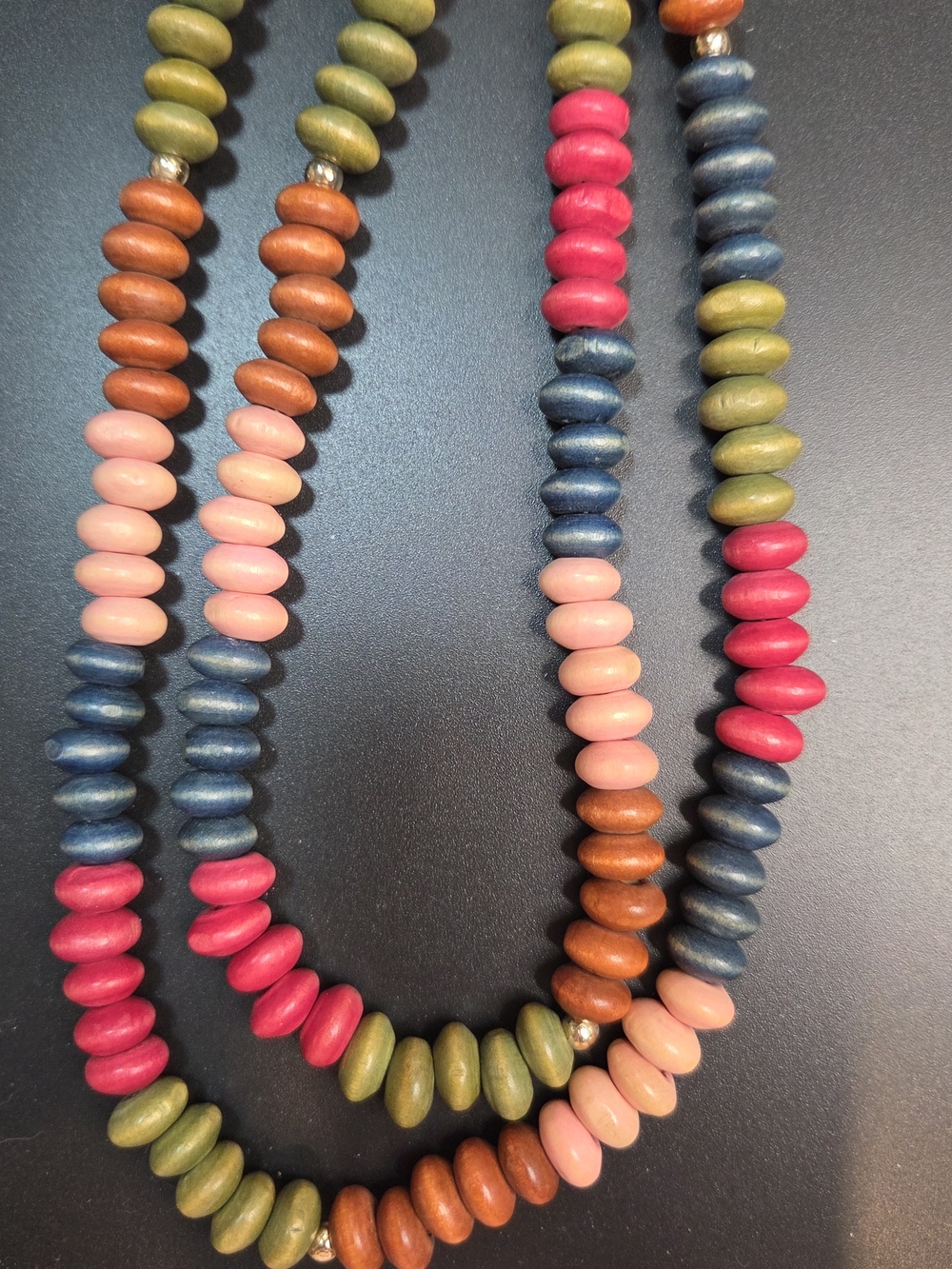 Vintage saucer-shaped wooden beaded necklace. 1970s - 1980s.